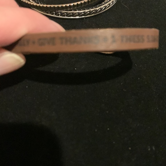 ♥️ Sale 3for$15! Lot of 7 bracelets. 5 bangles and 2 faux leather - Picture 7 of 7